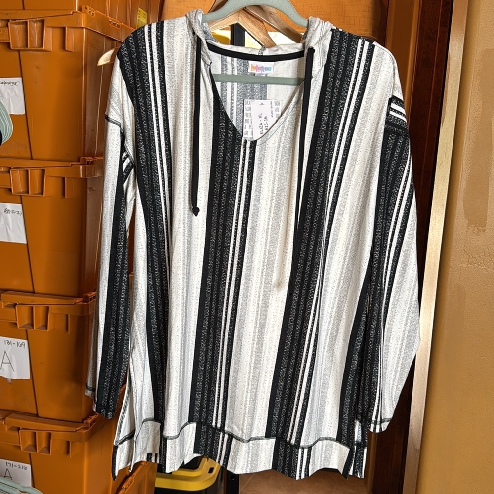 NWT LuLaRoe Eliza Gray Black Cream V-Neck Hoodie Long Sleeve Top Size XL - Picture 3 of 10